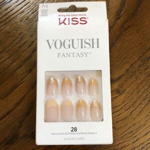 New Kiss Voguish glue on nails. 28 nails.  Glue included. M length.